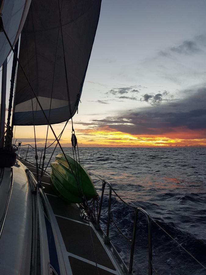2 Nuits Insolites & 1 Excursion Voile A Bord Du Voilier Mori Ora Moorea Luaran gambar
